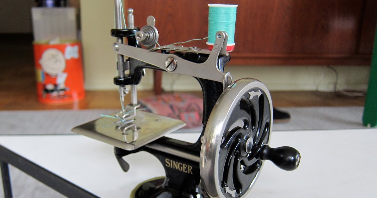 male pattern boldness: Peter speaks: The Singer Toy Sewing Machine